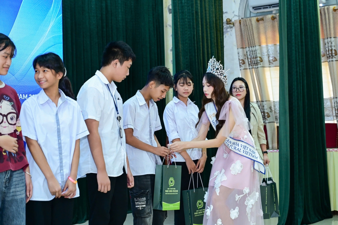 Hoa hậu Hà Linh trao học bổng cho học sinh khó khăn