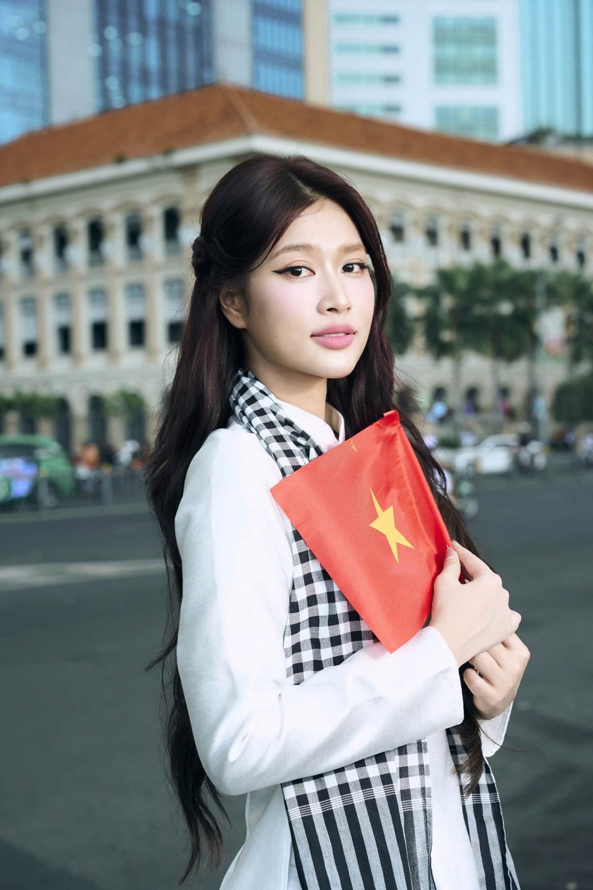 Những ngày qua, mạng xã hội xôn xao trước phát ngôn của Hoa hậu Đoàn Thiên Ân liên quan đến chủ đề "phản đề" trong Ngữ văn. Theo Thiên Ân, việc đặt câu hỏi ngược lại không nhằm bác bỏ hoàn toàn nội dung đề bài, mà để mở rộng cách nhìn và tăng tính phản biện trong lập luận.