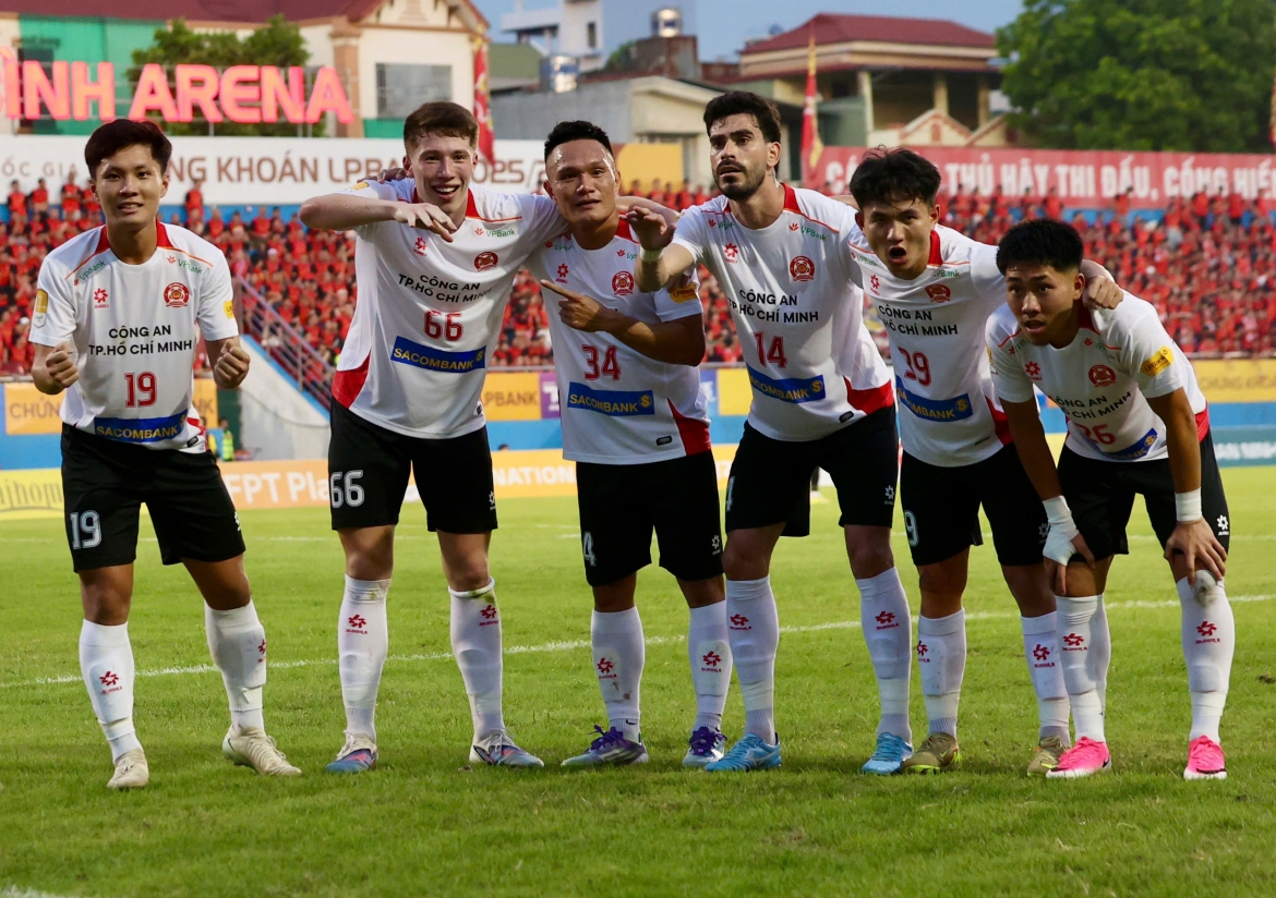 Lê Quang Hùng (số 34) cùng CA TP.HCM giành chiến thắng 2-1 trước Ninh Bình trong trận chung kết Cúp Quốc gia 2025/2026. (Ảnh: Duy Đức)