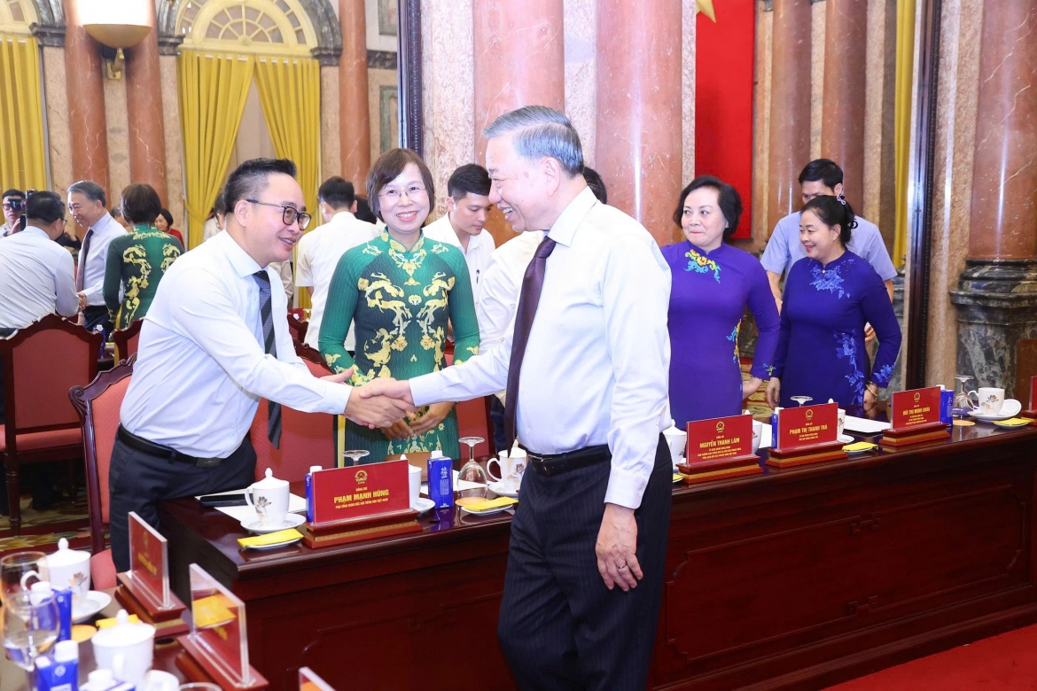 Tổng Bí thư, Chủ tịch nước Tô Lâm bắt tay đại biểu dự cuộc gặp mặt