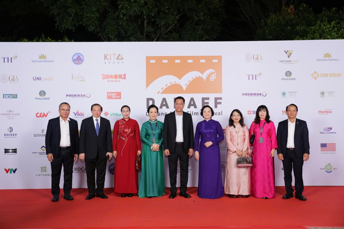 TS Ngô Phương Lan, Chủ tịch Hiệp hội Xúc tiến phát triển Điện ảnh Việt Nam (áo dài xanh) cùng các đại biểu trên thảm đỏ khai mạc LHP châu Á Đà Nẵng lần thứ IV. Trong khuôn khổ liên hoan phim năm nay, hàng chục tác phẩm châu Á và Việt Nam được giới thiệu, cùng nhiều hoạt động giao lưu, hội thảo và các lớp học điện ảnh dành cho người làm nghề.