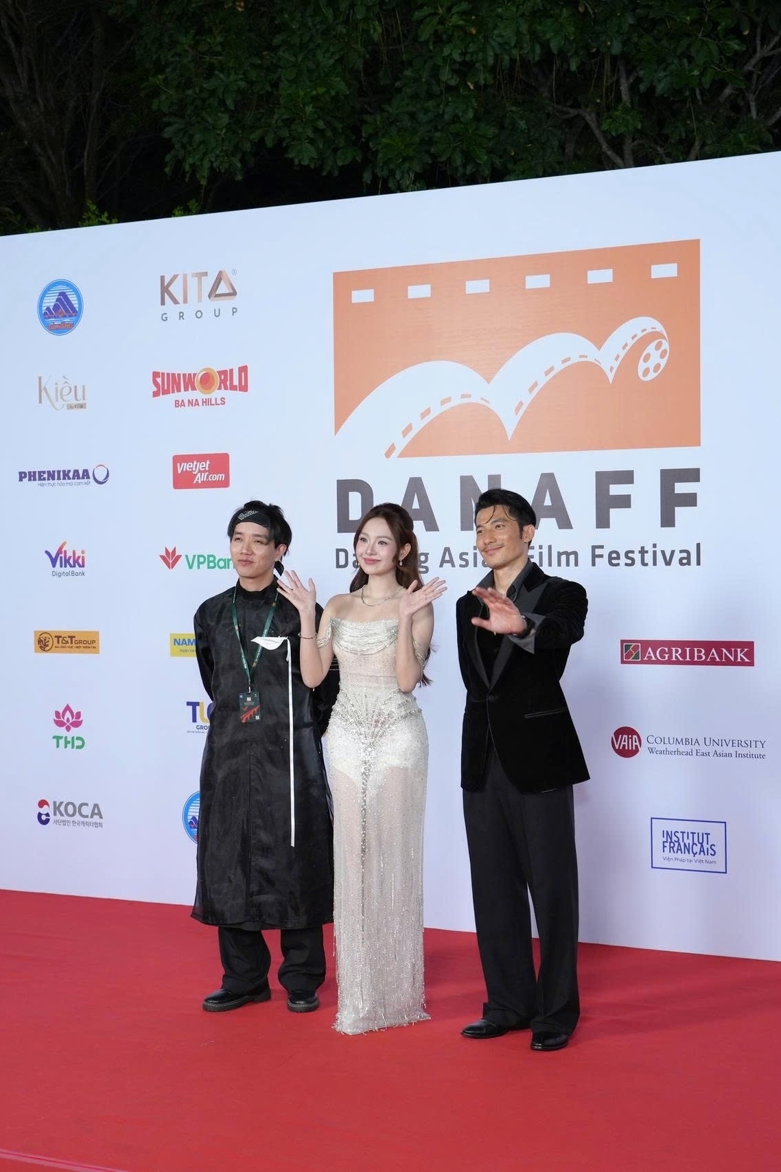 Đạo diễn Oscar Dương và các diễn viên Tam Triều Dâng, Liên Bỉnh Phát tại thảm đỏ DANAFF IV, nơi Bẫy tiền tranh tài ở hạng mục Phim Việt Nam dự thi.