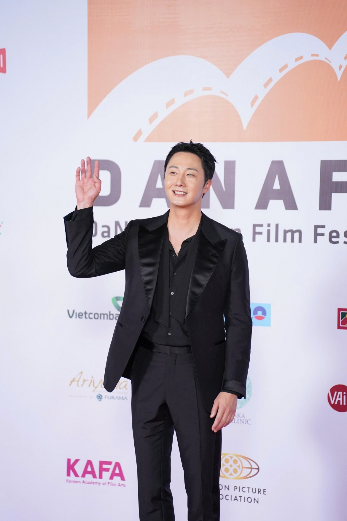 Tài tử Jung Il Woo xuất hiện trên thảm đỏ. Đến với Liên hoan phim Châu Á Đà Nẵng lần thứ IV (DANAFF IV), Jung Il Woo sẽ tham dự buổi chiếu phim Mang mẹ đi bỏ và giao lưu độc quyền với khán giả.
