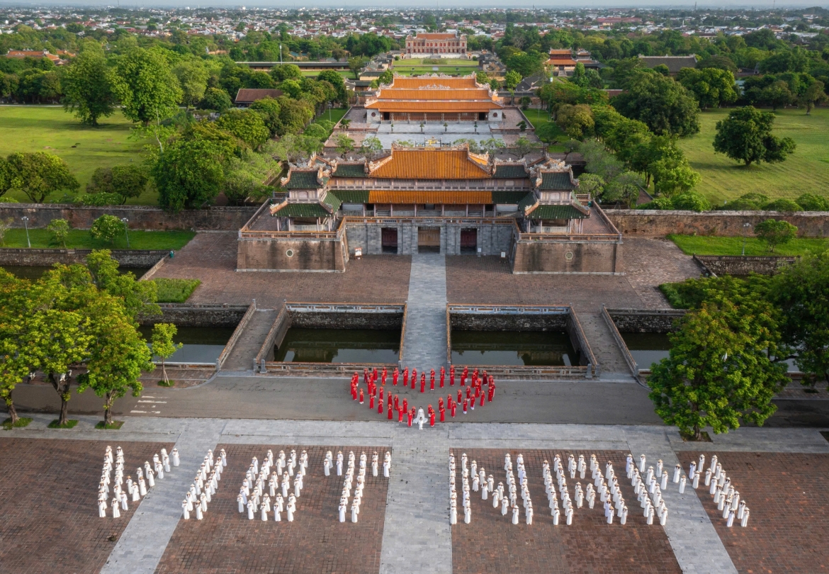 Đại cảnh gần 300 diễn viên quần chúng tại Trung tâm Đại Nội là một trong những phân đoạn đáng nhớ của MV