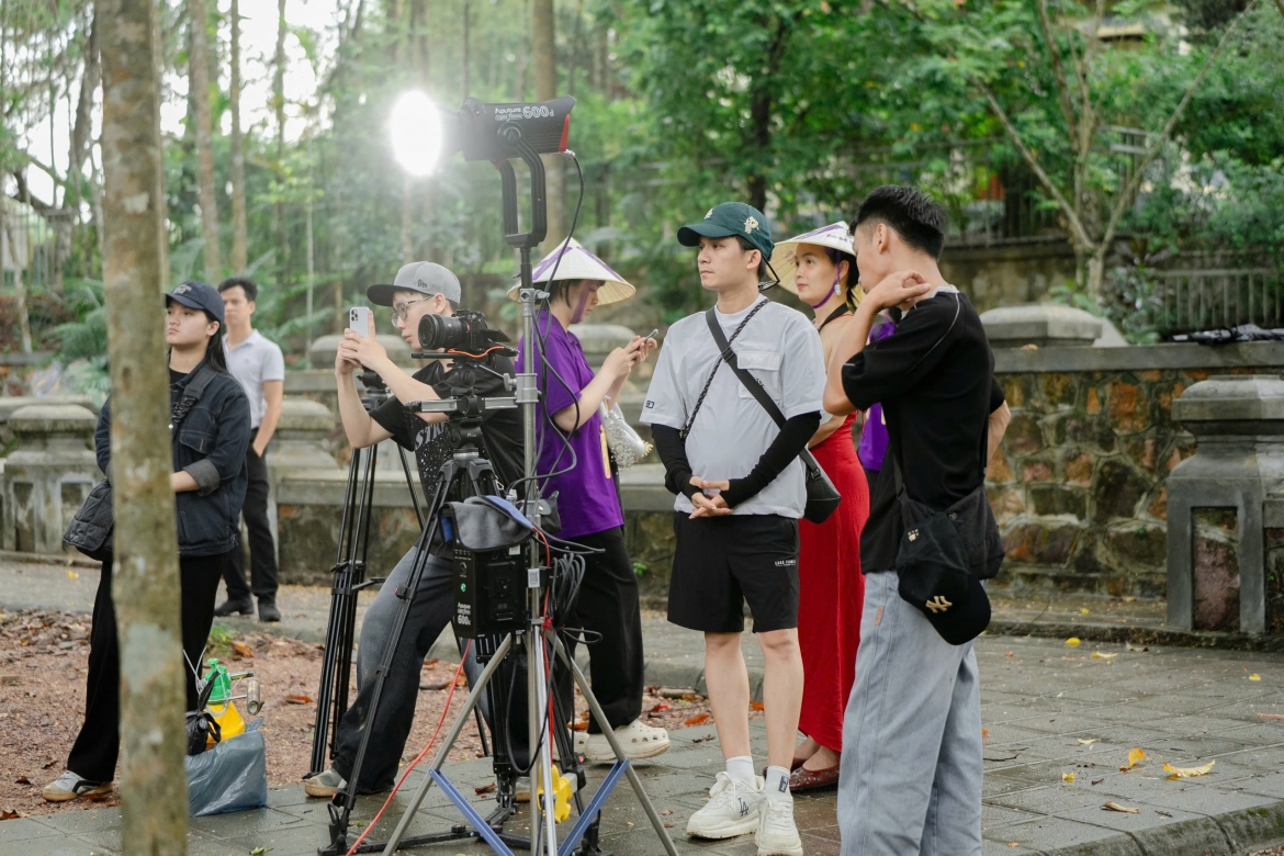 Đạo diễn Philip Phạm (đội mũ) trên set quay