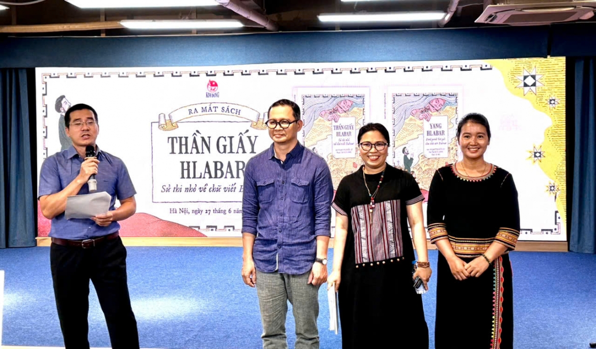 Theo thứ tự từ trái sang: Nhà nghiên cứu Nguyễn Quốc Vương - Hoạ sĩ Tạ Huy Long - TS Phạm Thị Kiều Ly - Ja Mi.