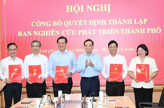 Bí thư Thành ủy TP.HCM Trần Lưu Quang trao quyết định cho các phó ban (ảnh: Việt Dũng/SGGP)