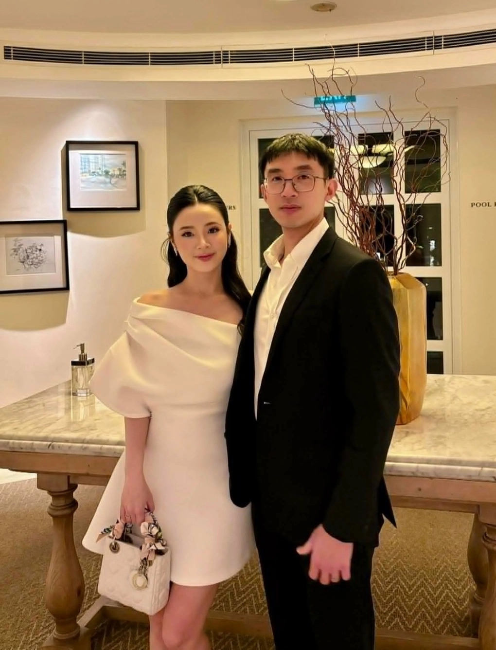 Diễn viên Midu và chồng thiếu gia, doanh nhân Minh Đạt được khen đẹp đôi khi sánh bước. Người đẹp xách túi Dior Lady trị giá hàng trăm triệu đồng để hoàn thiện phong cách nữ tính, thanh lịch khi hẹn hò cùng chồng.