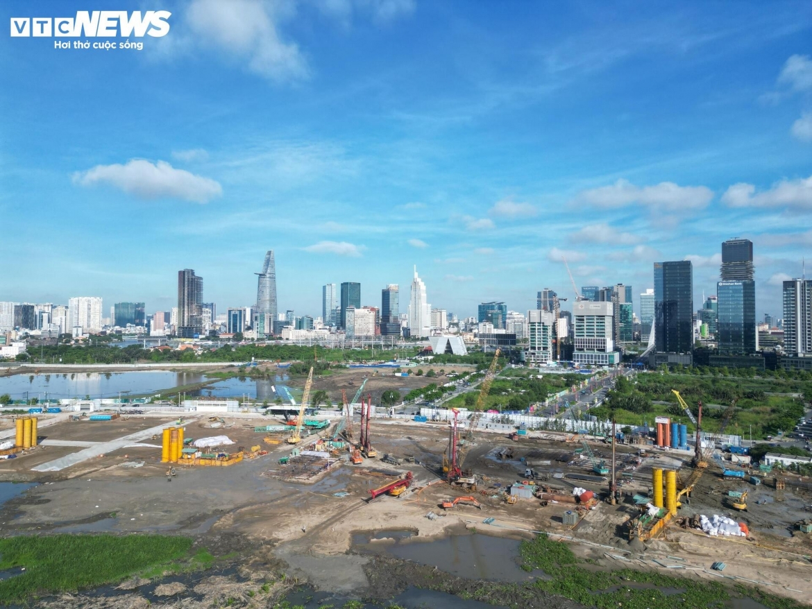 Theo ghi nhận của PV Báo Điện tử VTC News, trên khu vực triển khai dự án, nhiều dàn khoan cọc nhồi, cần cẩu, xe cơ giới và hệ thống vật tư xây dựng đã được tập kết. Các đơn vị thi công đồng loạt triển khai công tác xử lý nền móng, san lấp mặt bằng và xây dựng hạ tầng kỹ thuật, chuẩn bị cho các hạng mục tiếp theo.
