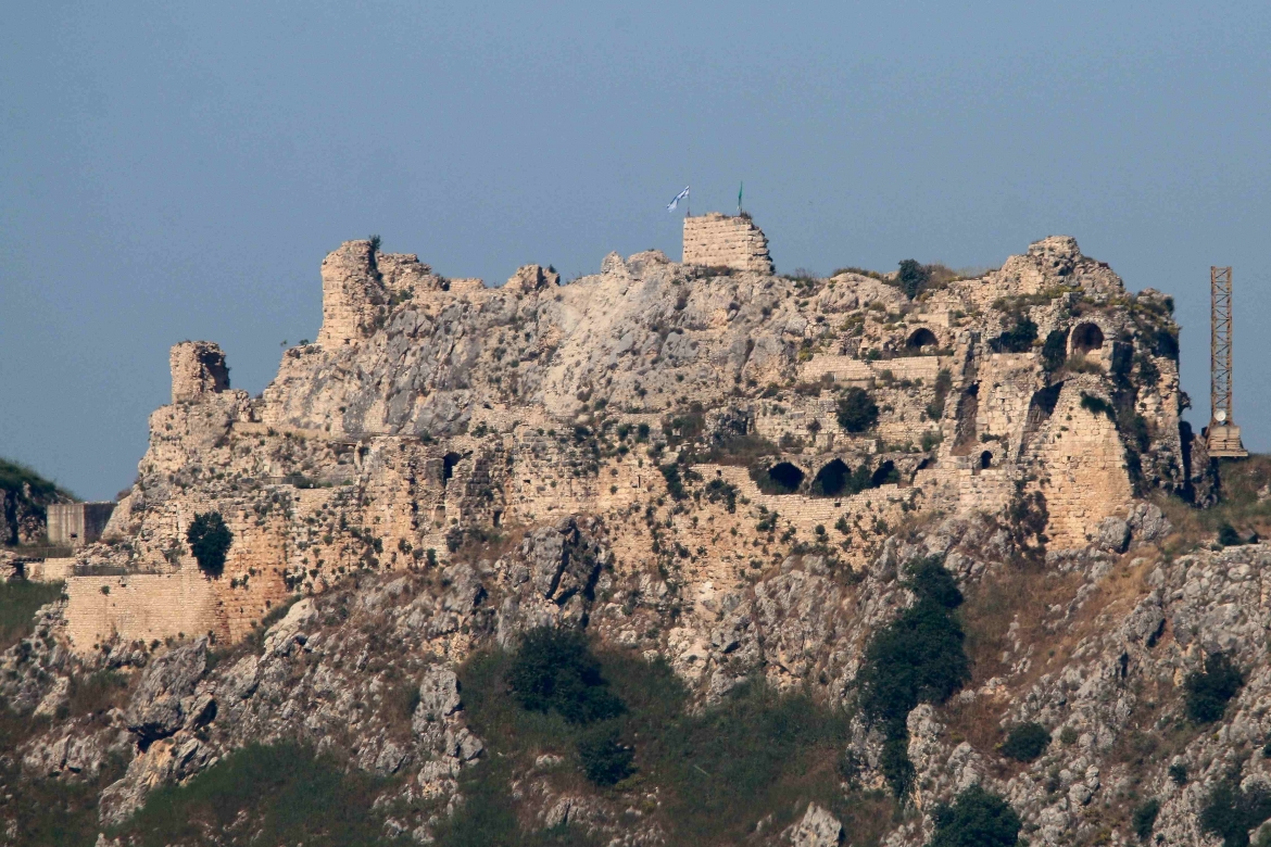 Cờ Israel được kéo lên tại lâu đài Beaufort, miền nam Lebanon ngày 1/6 (Ảnh: Reuters)