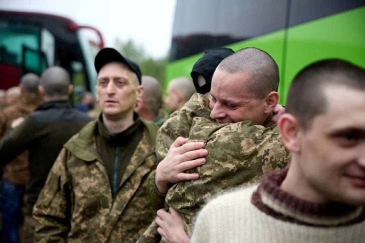 Các tù binh Ukraine vỡ òa sau cuộc trao đổi 205 người giữa Nga và Ukraine ngày 15/5. (Ảnh: Reuters)