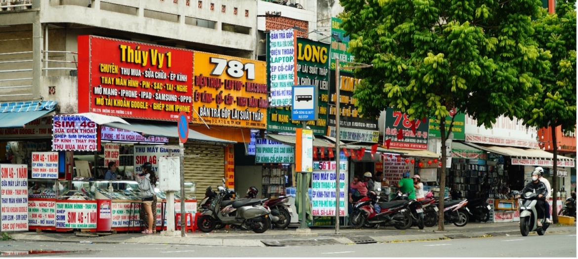 Một góc tuyến đường Ba Tháng Hai, nơi tập trung san sát các cửa hàng bán buôn, bán lẻ phụ kiện điện tử tại TP.HCM.
