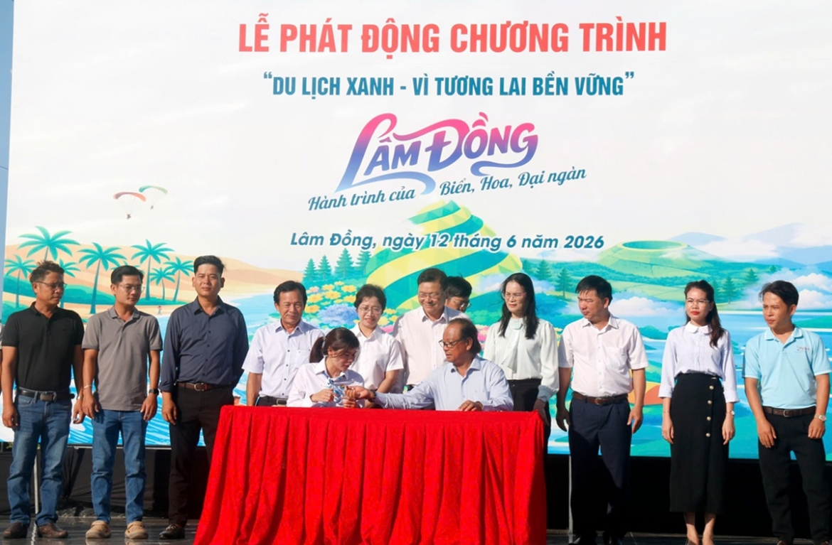 Các đơn vị liên quan ký kết chương trình “Du lịch xanh - Vì tương lai bền vững”. Ảnh: B.H