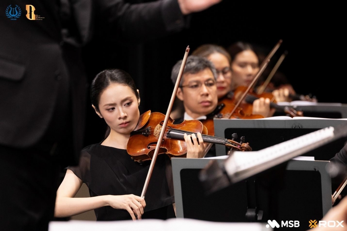 Dưới sự chỉ huy của Kalle Kuusava, Dàn nhạc Giao hưởng Hà Nội tái hiện những lớp âm thanh vừa hùng tráng vừa sâu lắng của Sibelius. Những dự án hợp tác quốc tế liên tục trong thời gian qua cũng cho thấy bước tiến ngày càng rõ nét của dàn nhạc trên hành trình hội nhập.