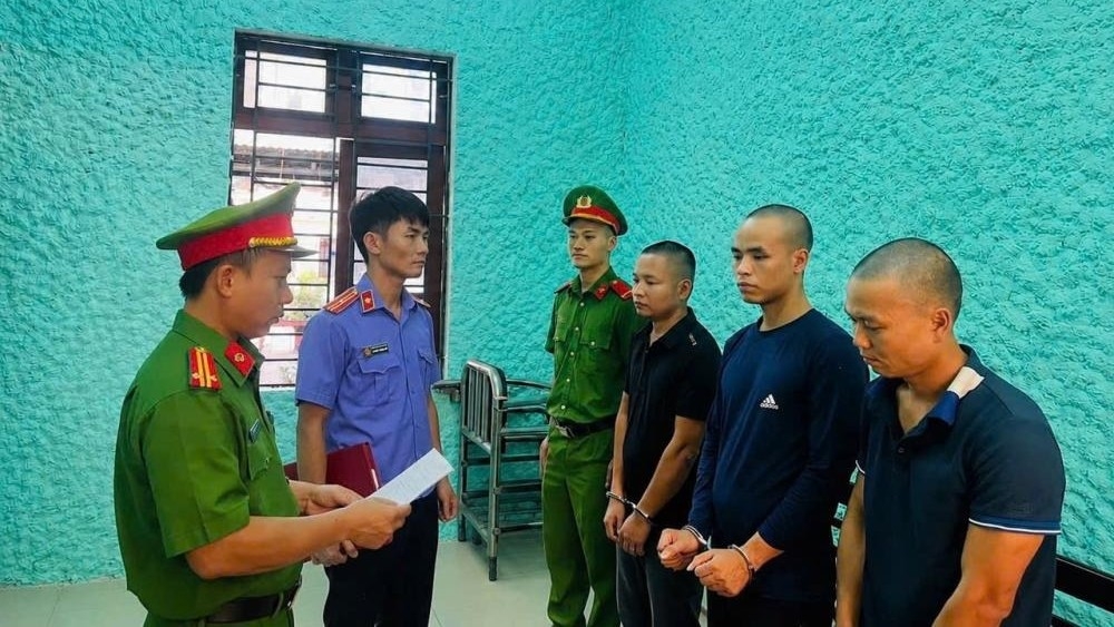 Tống đạt quyết định khởi tố các đối tượng.