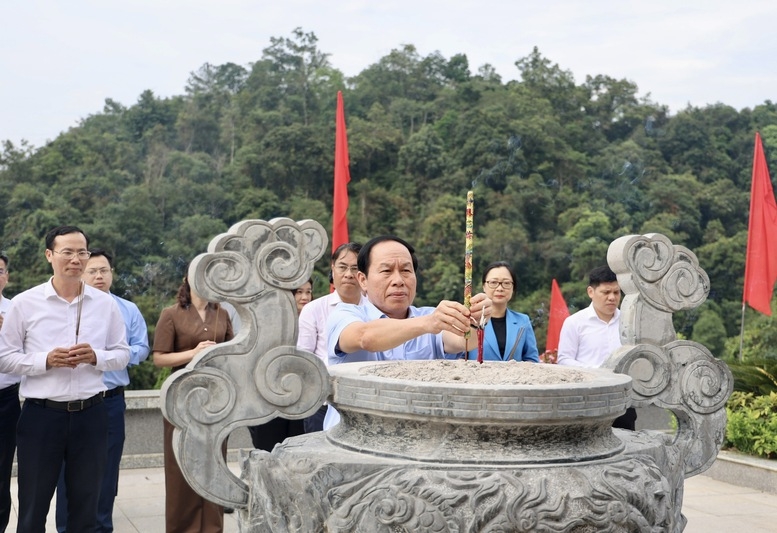 Phó Thủ tướng Lê Tiến Châu dâng hương tưởng nhớ Chủ tịch Hồ Chí Minh tại Khu di tích Pác Bó, tỉnh Cao Bằng. Ảnh: VGP/Thu Sa