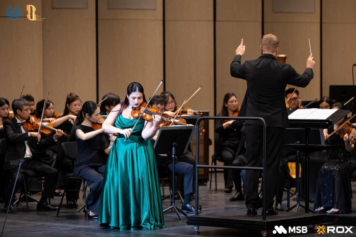 Sau dấu ấn tại Tchaikovsky Night năm 2025, nghệ sĩ violin người Ba Lan Sara Dragan trở lại Hà Nội với Concerto số 1 của Henryk Wieniawski - tác phẩm nổi tiếng bởi độ khó và hiếm khi xuất hiện trên sân khấu hơn bản Concerto số 2 quen thuộc.