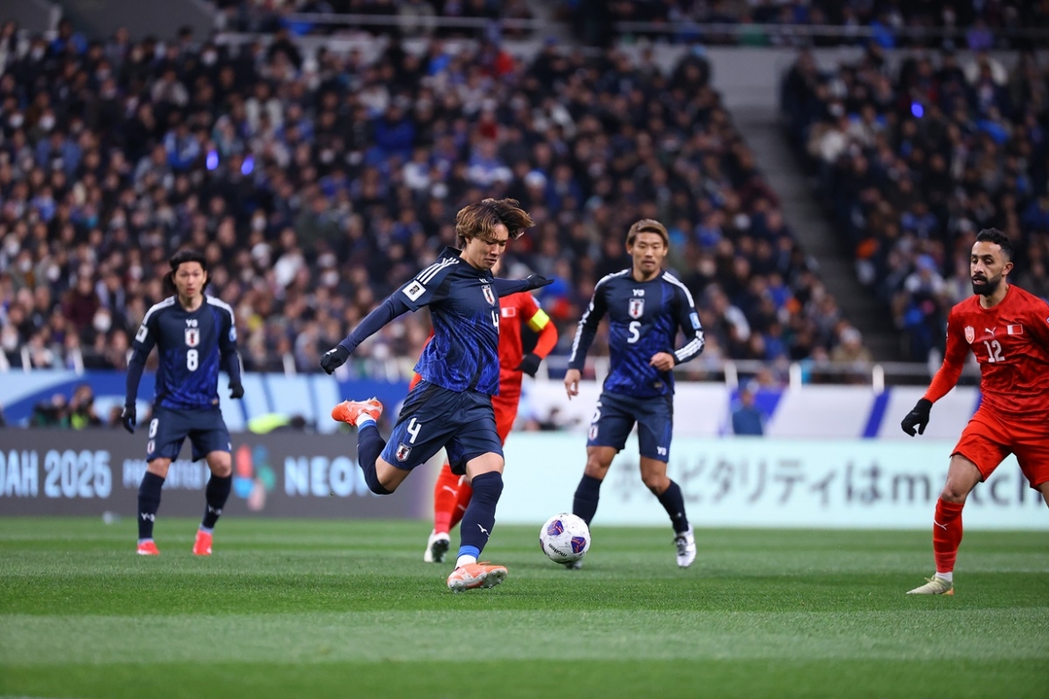 Hậu vệ Kō Itakura (số 4 - Ajax). 