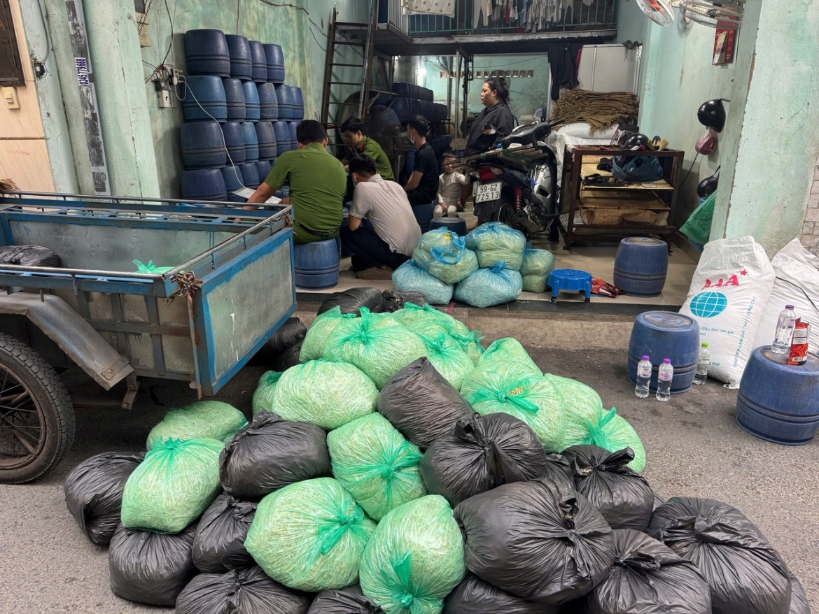 Công an TP.HCM xác định mỗi ngày các cơ sở trên cung cấp khoảng 3 tấn giá đỗ cho nhiều chợ và quán ăn trên địa bàn. (Ảnh: CA TP.HCM)