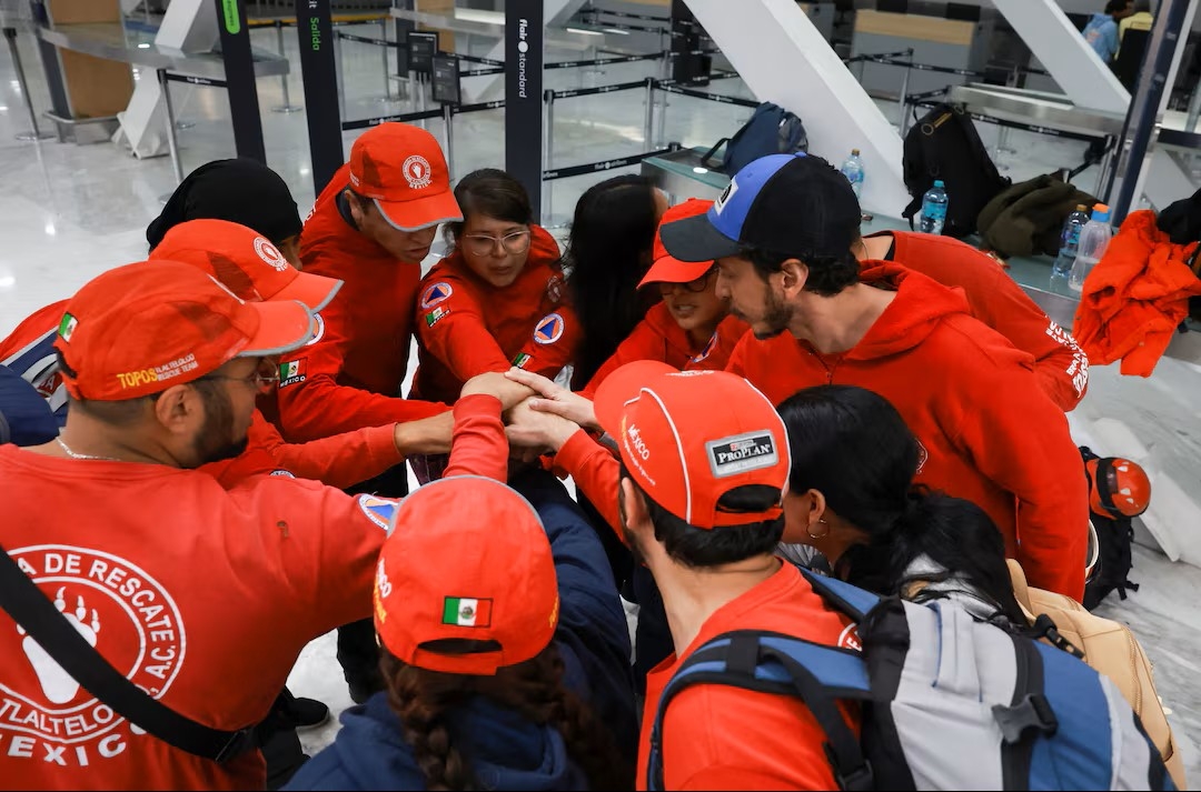 Các thành viên của đội cứu hộ Mexico có tên gọi “Lữ đoàn cứu hộ Topos Tlatelolco” tại sân bay quốc tế Benito Juarez ở thành phố Mexico, Mexico khi họ lên đường sang Venezuela hỗ trợ công tác cứu hộ.