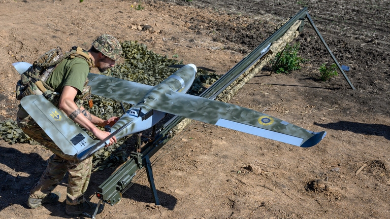 Binh sỹ Ukraine chuẩn bị vận hành UAV. Ảnh: Getty