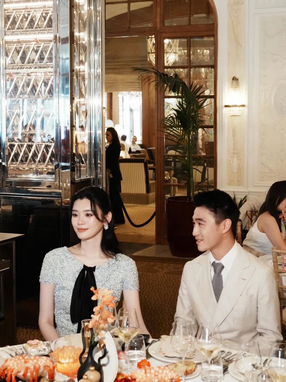 Sau nhiều năm được công chúng mong đợi, mới đây, siêu mẫu Hề Mộng Dao và doanh nhân Hà Du Quân - con trai cố tỷ phú Hà Hồng Sân, người từng được mệnh danh là “vua sòng bạc Macau” đã chính thức tổ chức hôn lễ tại Pháp.