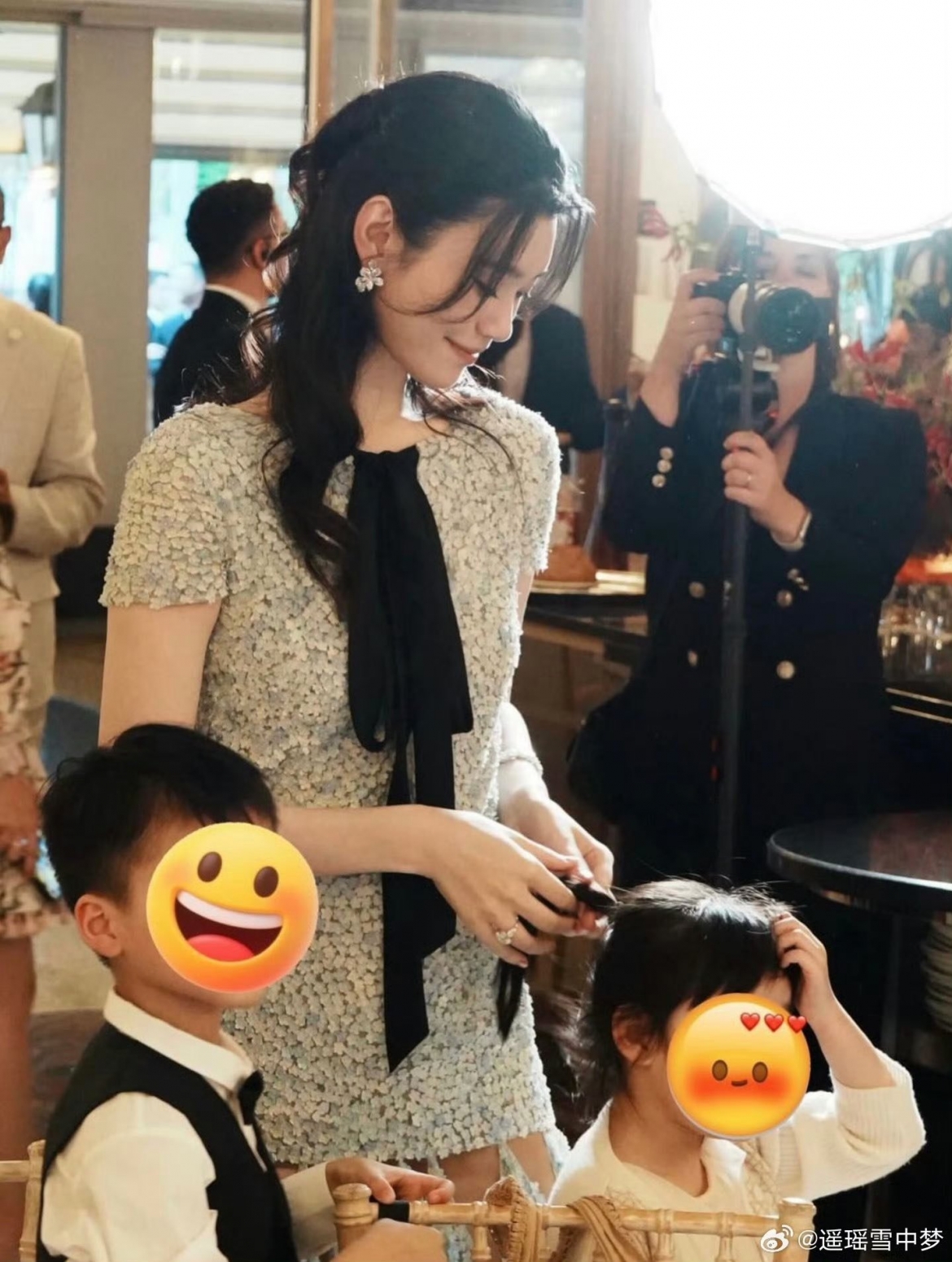 Theo truyền thông Trung Quốc, không gian cưới được phủ kín bởi hàng nghìn bông hoa mẫu đơn - loài hoa yêu thích của Hề Mộng Dao. Giữa khung cảnh thơ mộng của vùng quê nước Pháp, cô dâu và chú rể nắm tay nhau bước vào lễ đường trong sự chúc phúc của khoảng 200 khách mời là người thân và bạn bè thân thiết.