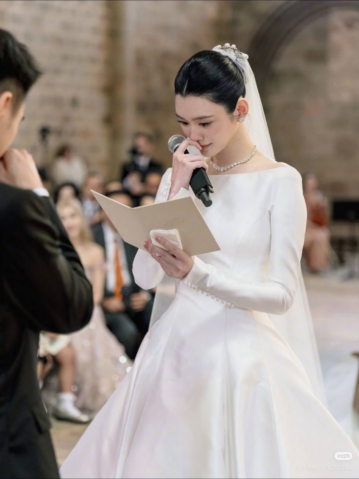 Cô từng cùng mẹ chồng tham gia các chuyến khảo sát khách sạn, dự sự kiện doanh nghiệp và xuất hiện trong nhiều hoạt động của tập đoàn gia đình. Điều này làm dấy lên đồn đoán rằng chân dài sinh năm 1989 đang được tạo điều kiện tiếp cận công việc quản lý.
