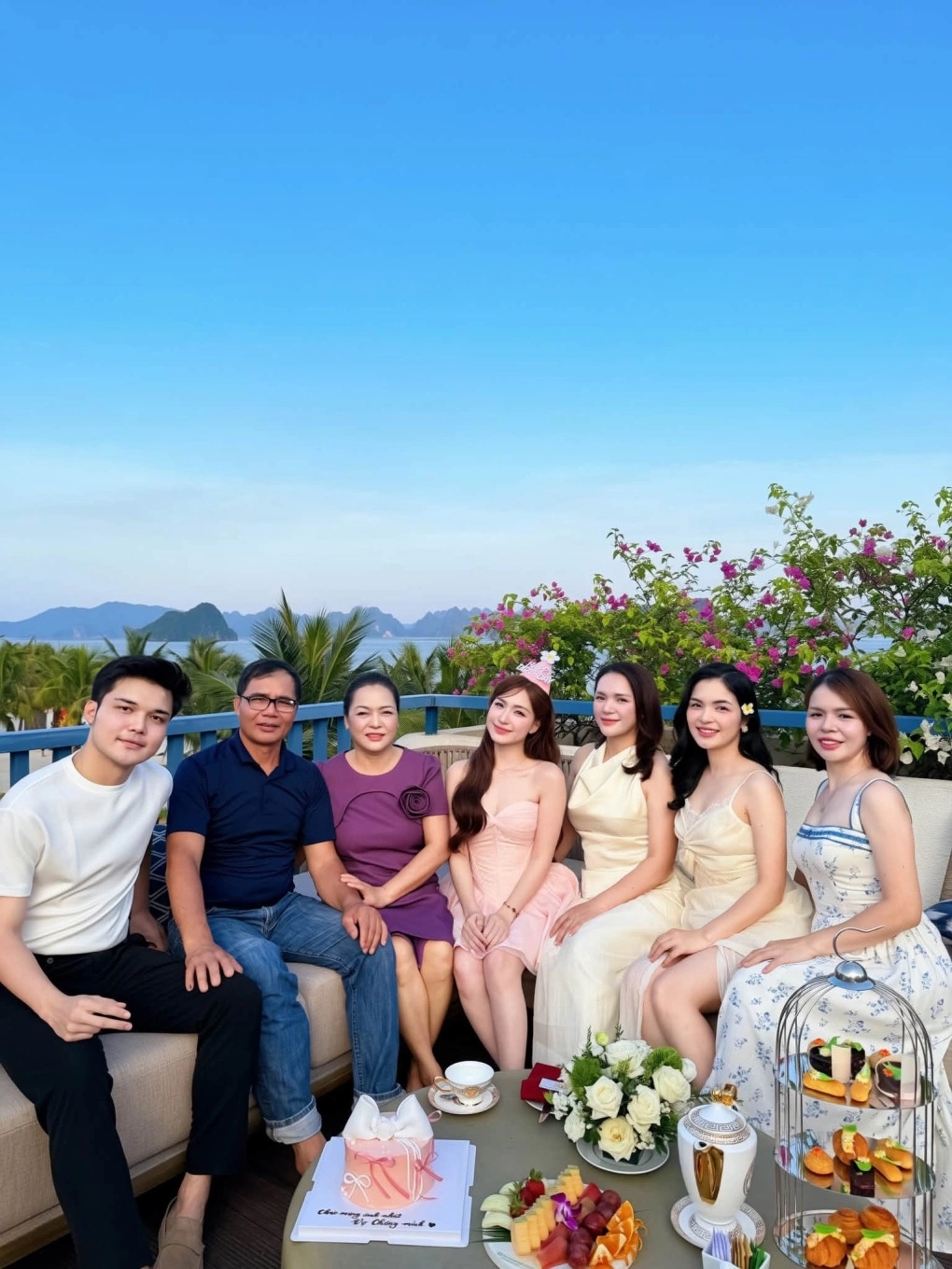 Hòa Minzy mời bố mẹ, gia đình các chị gái và em trai tham gia tiệc sinh nhật của hai vợ chồng tại Hạ Long (Quảng Ninh).