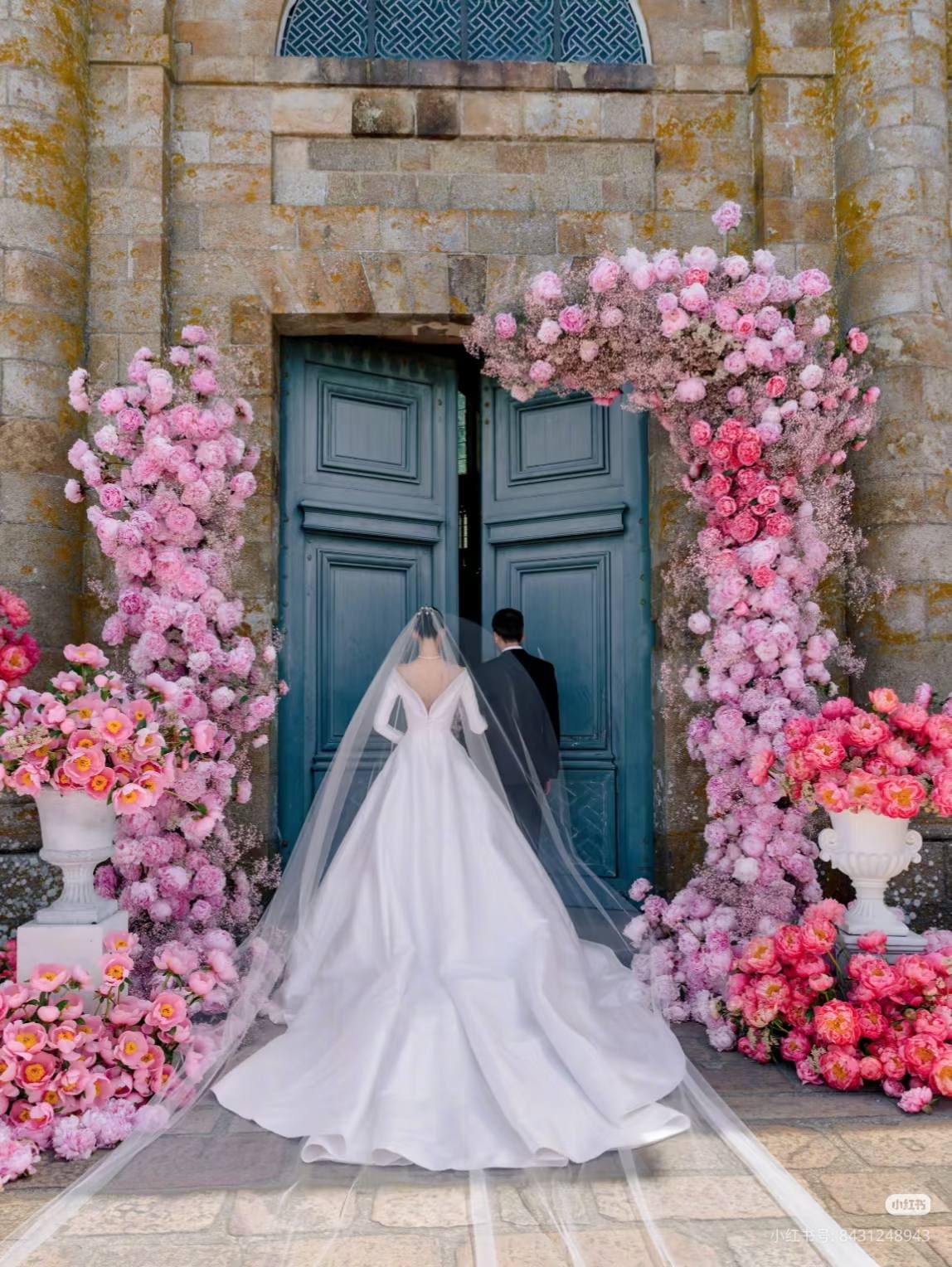 Trong ngày trọng đại, Hề Mộng Dao diện váy cưới đặt may riêng của Dior. Thiết kế mang phong cách tối giản với chất liệu lụa satin trắng, tay dài và cổ thuyền thanh lịch. Không quá cầu kỳ về chi tiết, bộ váy vẫn giúp cựu thiên thần Victoria’s Secret tỏa sáng nhờ vóc dáng chuẩn siêu mẫu và thần thái sang trọng.