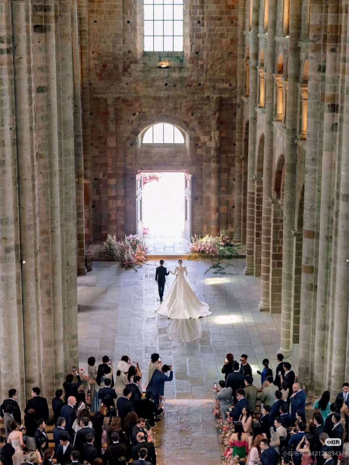 Hề Mộng Dao và Hà Du Quân công khai mối quan hệ vào năm 2019, sau đó nhanh chóng đăng ký kết hôn. Cùng năm, Hà Du Quân gây chú ý khi tổ chức màn cầu hôn hoành tráng tại Thượng Hải với gần 100.000 bông hồng. Tuy nhiên, chỉ một năm sau, ông Hà Hồng Sân qua đời. Theo truyền thống gia tộc, các con phải thực hiện thời gian để tang, khiến kế hoạch tổ chức hôn lễ của đôi trẻ liên tục bị trì hoãn.