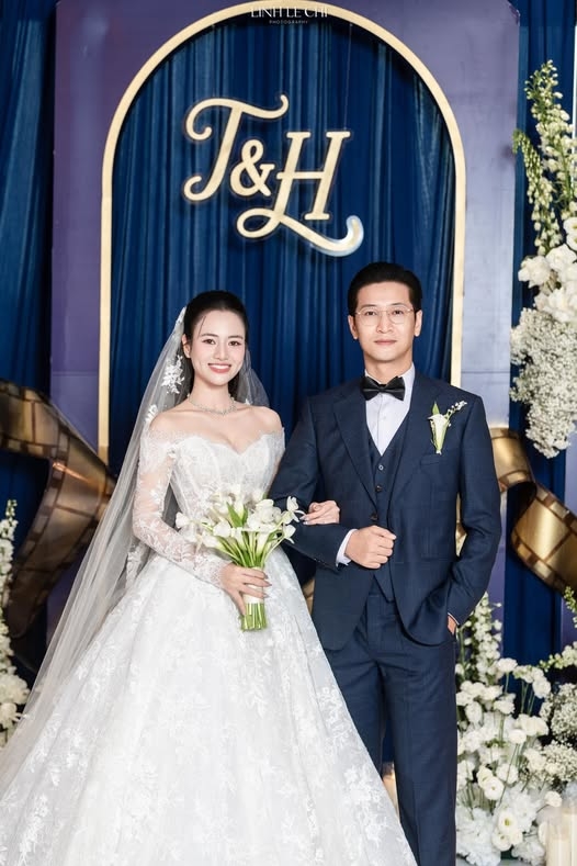Đám cưới đẹp như mơ của diễn viên Việt Hoa – Trọng Trí vừa khép lại. Nữ diễn viên gửi lời cảm ơn tới gia đình, bạn bè đã đến chung vui.