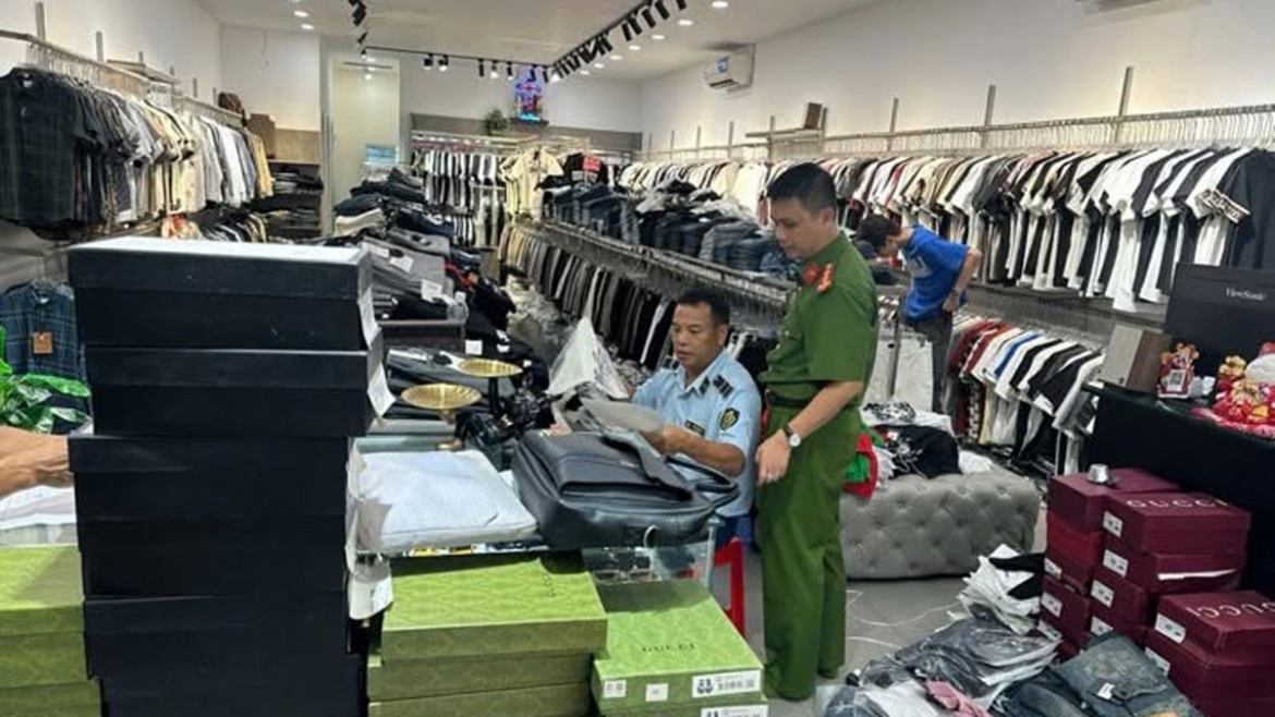 Lực lượng chức năng kiểm tra hàng hóa trong kho của đối tượng