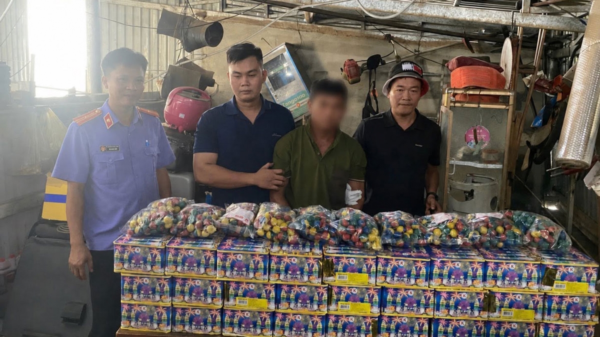 Tại nhà T., công an phát hiện kho pháo nổ 