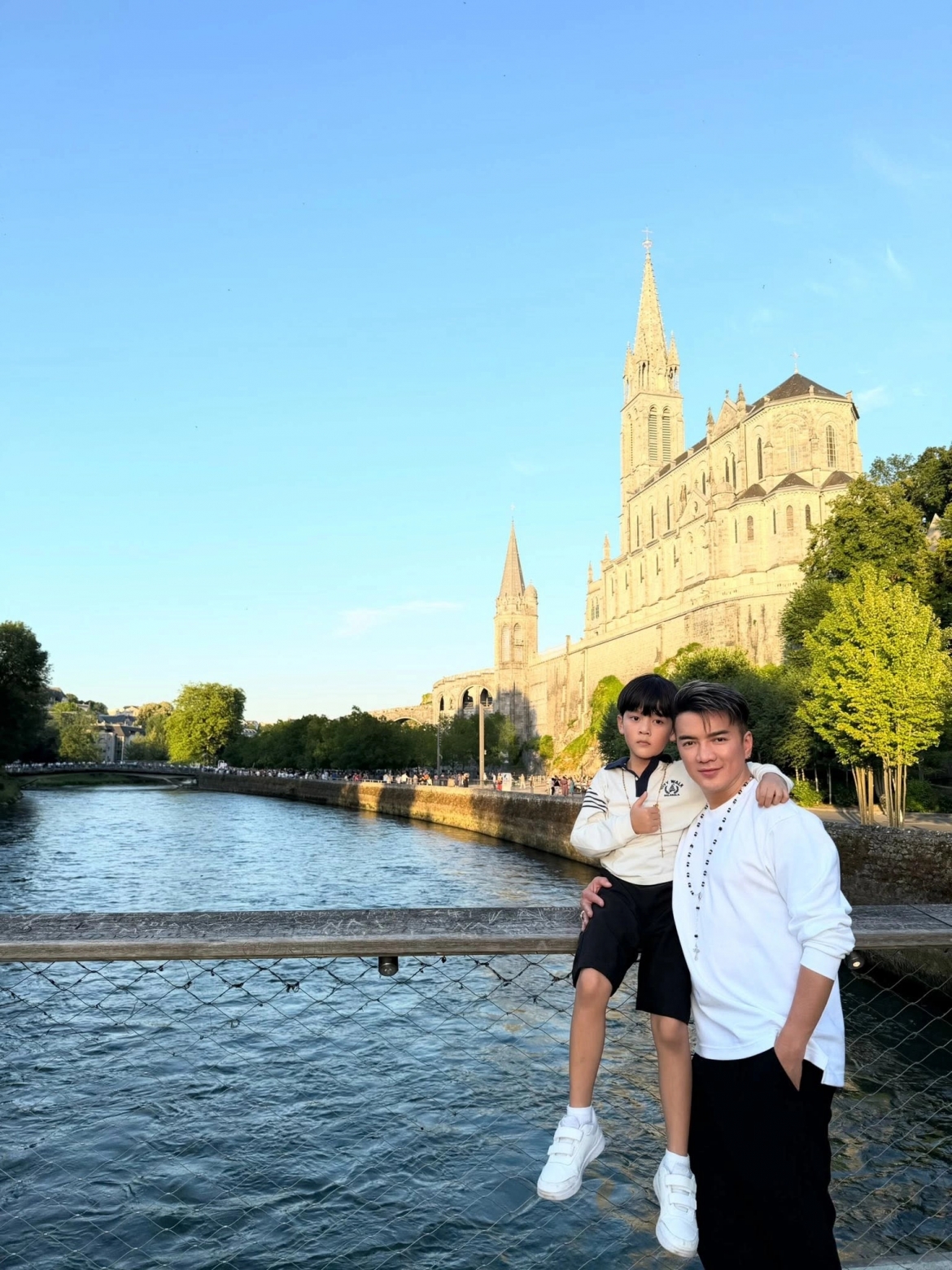 Đàm Vĩnh Hưng đưa con trai đi thăm thú nước Pháp. Bé Polo Huỳnh năm nay 7 tuổi, được khán giả nhận xét có đôi chân dài và gương mặt như bản sao của bố.