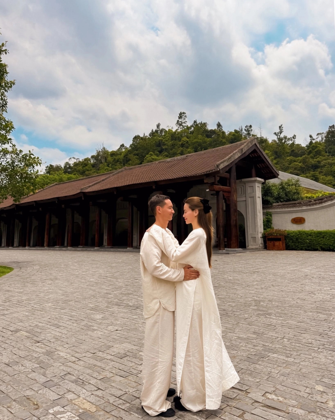 Hồ Ngọc Hà và Kim Lý tận hưởng chuyến du lịch chữa lành ở Yên Tử. Trong chuyến đi còn có cả bố mẹ và các con của cô. Gia đình nữ ca sĩ hào hứng tham gia các hoạt động thiền định, thả đèn hoa đăng trong ba ngày ở đây.