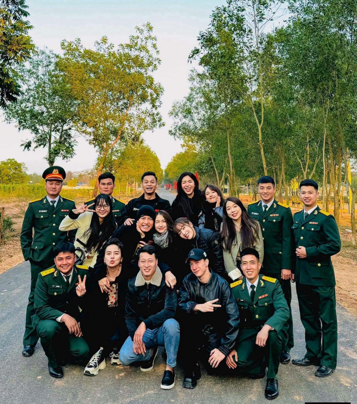 Khoảnh khắc Lê Văn Thắng tham gia hoạt động cùng các nghệ sĩ trong chương trình.