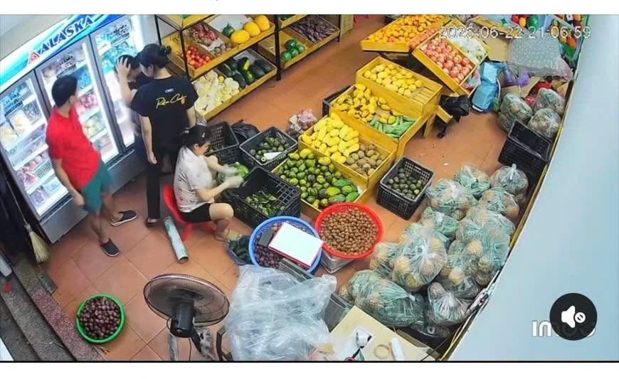 Hình ảnh người đàn ông tác động vào vùng mặt người phụ nữ đang mang thai. Ảnh cắt từ clip