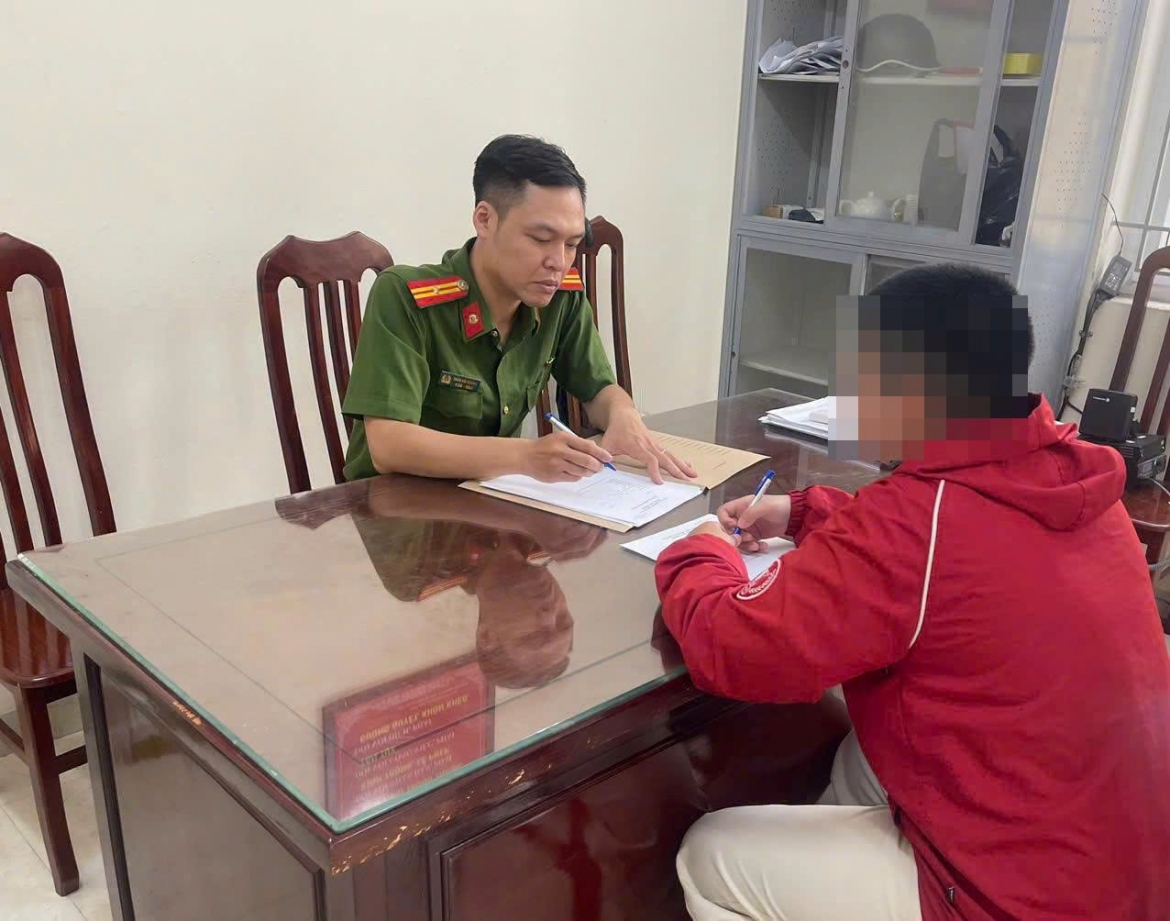 Nam shipper (áo đỏ) tại cơ quan công an.