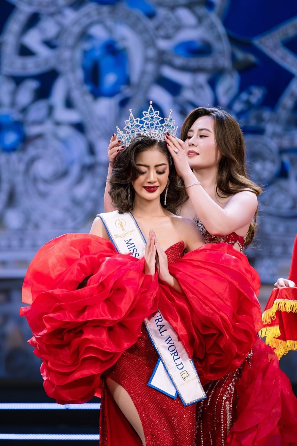 Hoa hậu Phan Kim Oanh, Chủ tịch - kiêm nhà sáng lập cuộc thi Miss Multicultural World trao vương miện cho tân hoa hậu