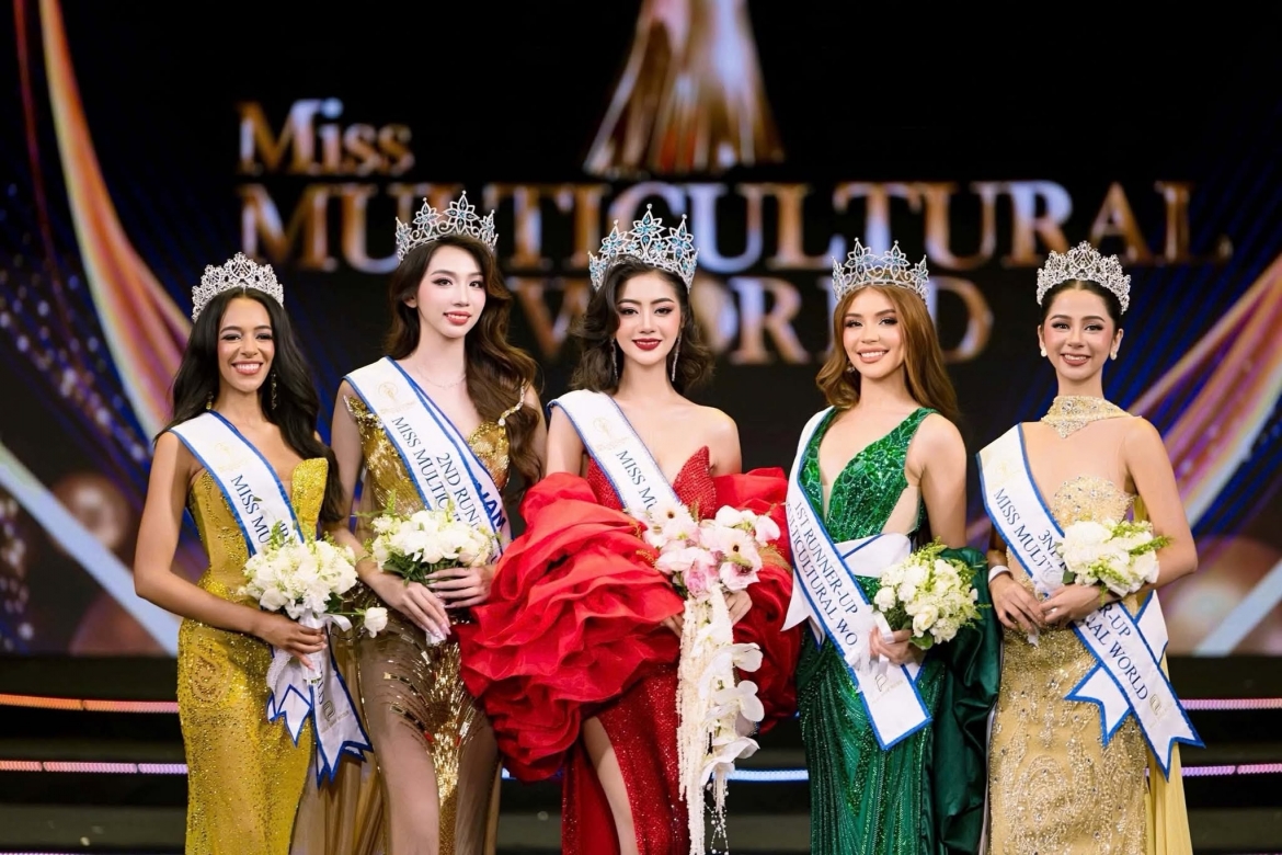 Người đẹp Việt Nam (thứ 2 từ trái qua) giành Á hậu 2 trong đêm chung kết Miss Multicultural World 2026