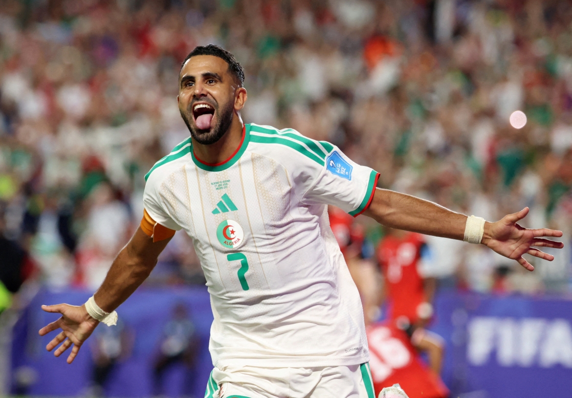 Algeria là đội đứng thứ 3 cuối cùng giành vé đi tiếp sau khi hòa Áo 3-3 vào sáng 28/6. (Ảnh: Reuters)