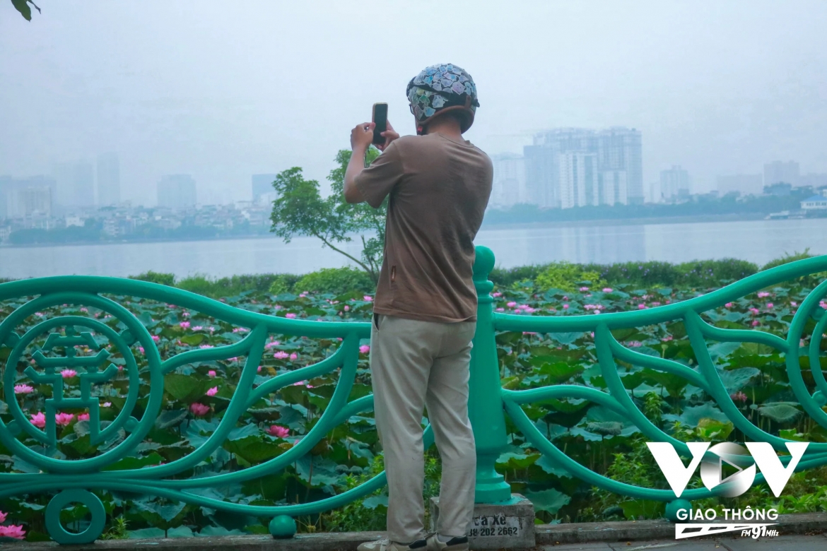 Cảnh đẹp đầm sen cùng không khí sáng sớm thu hút nhiều người dân thể dục, tản mạn