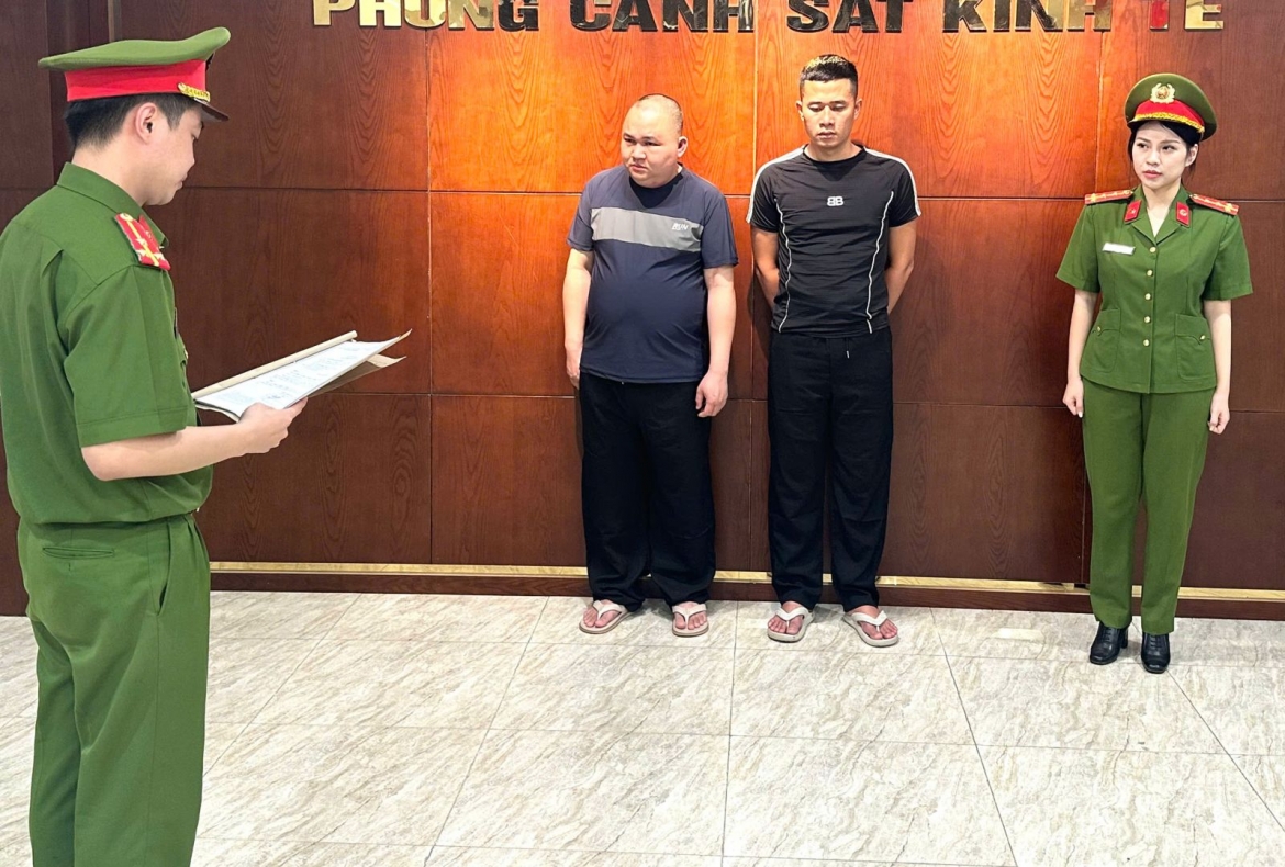Cơ quan CSĐT Công an tỉnh Thanh Hóa thi hành Quyết định khởi tố vụ án, khởi tố bị can. Ảnh: CA Thanh Hóa.