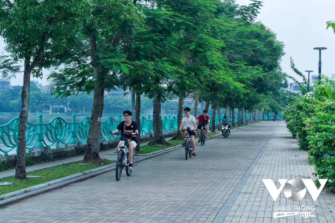 Cảnh đẹp đầm sen khiến nhiều người dậy sớm để cảm nhận.