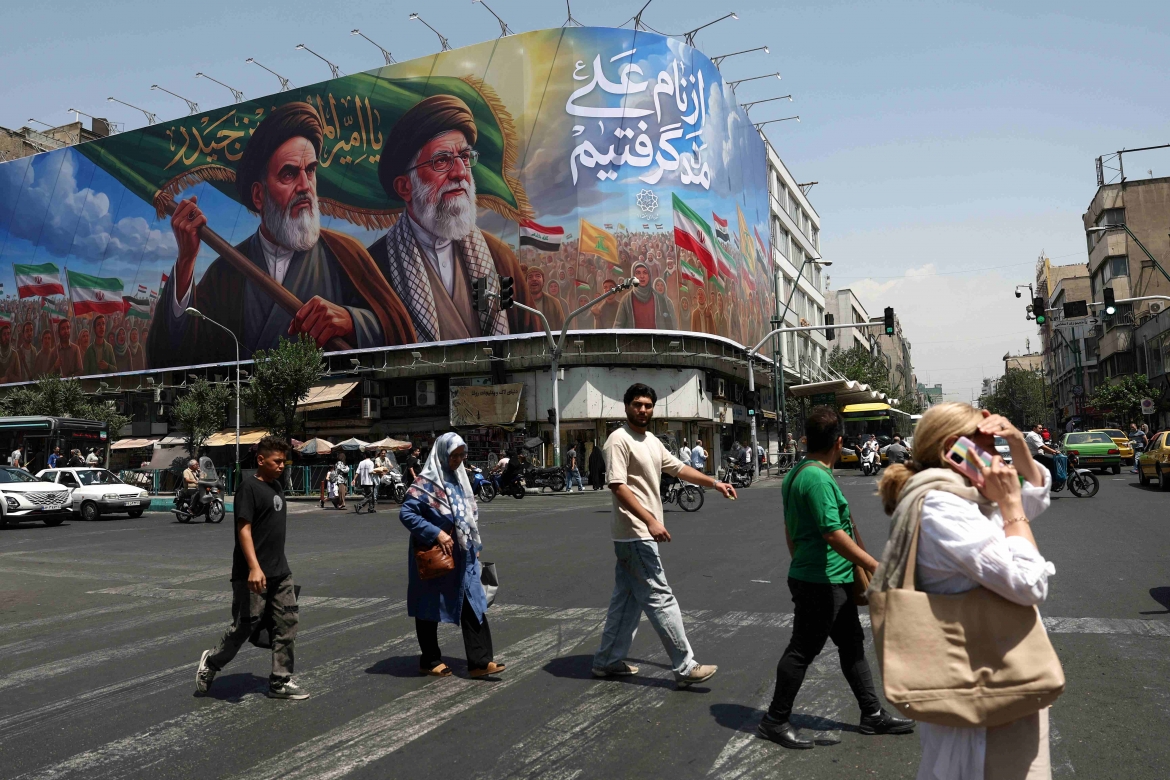 Những tấm áp phích khơi dậy tinh thần dân tộc chống Mỹ xuất hiện trên đường phố Tehran, Iran (Ảnh: Reuters)