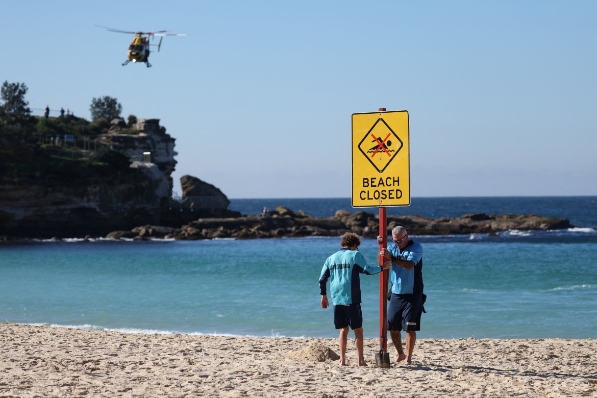 Australia đóng cửa bãi biển Coogee sau khi một người phụ nữ bị thương nghiêm trọng sau khi bị cá mập tấn công. Nguồn: Reuters