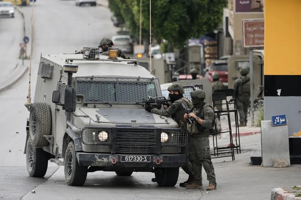 Binh lính Israel chiếm giữ vị trí trong các cuộc đụng độ với người Palestine tại thành phố Nablus, khu Bờ Tây, ngày 3/5/2026 (Ảnh AP)