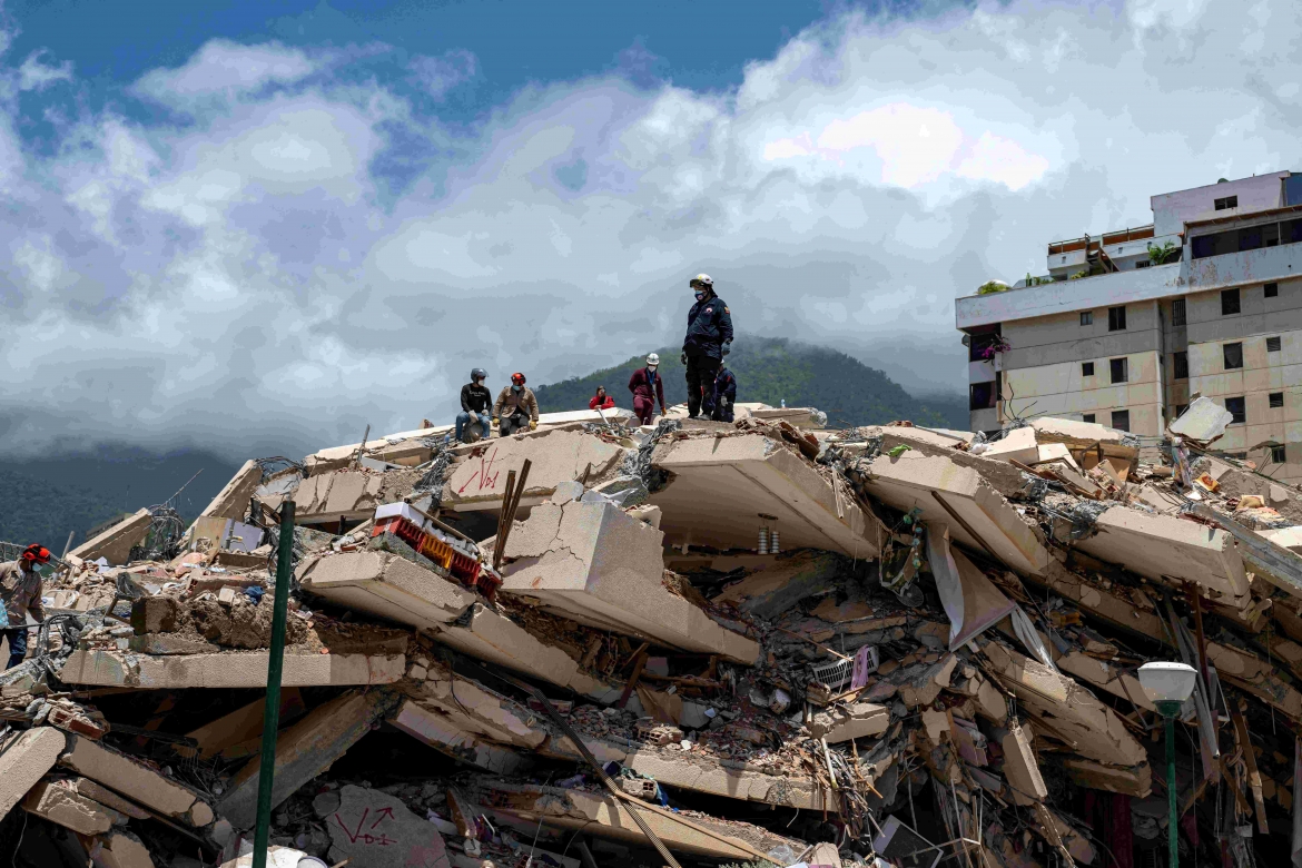 Lực lượng cứu hỏa và tình nguyện viên Venezuela tìm kiếm nạn nhân có thể còn sót lại trên nóc một tòa nhà bị sập ở thị trấn Caraballeda, bang La Guaira, Venezuela (Ảnh: Reuters)