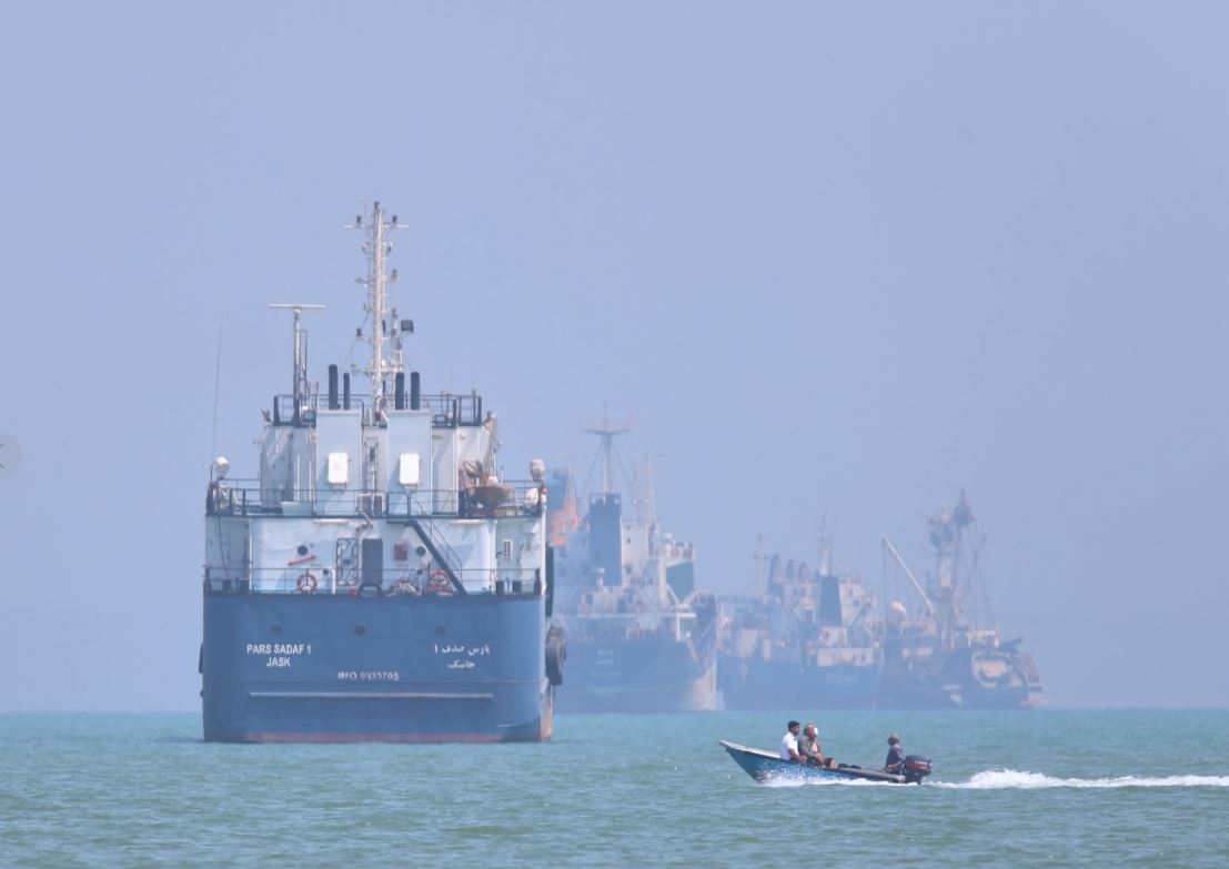 Tàu thuyền di chuyển qua Eo biển Hormuz. Ảnh: AP
